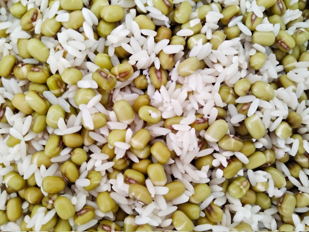 Rice and moong beans soaked in water