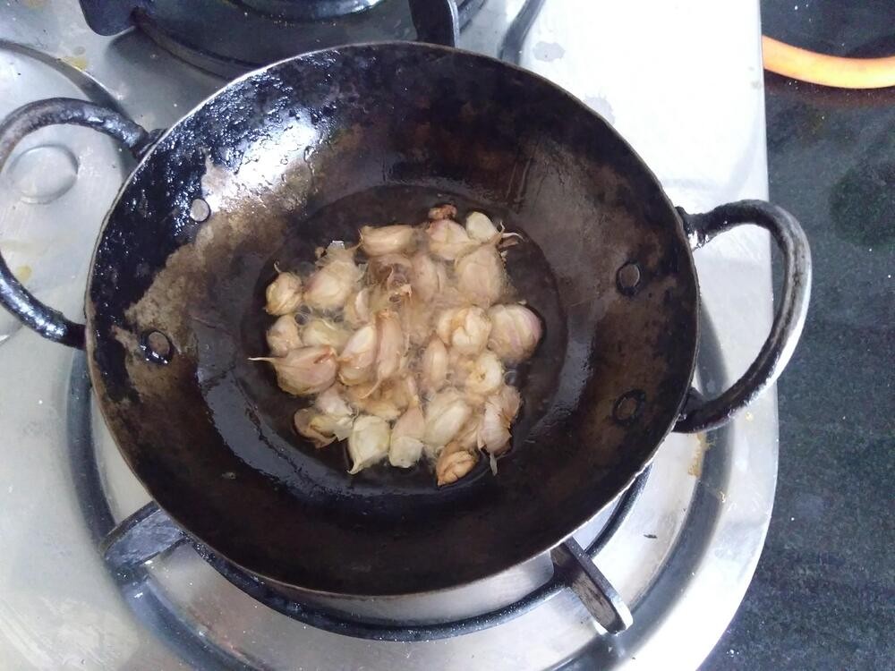 Garlic fried in oil for malabar spinach curry